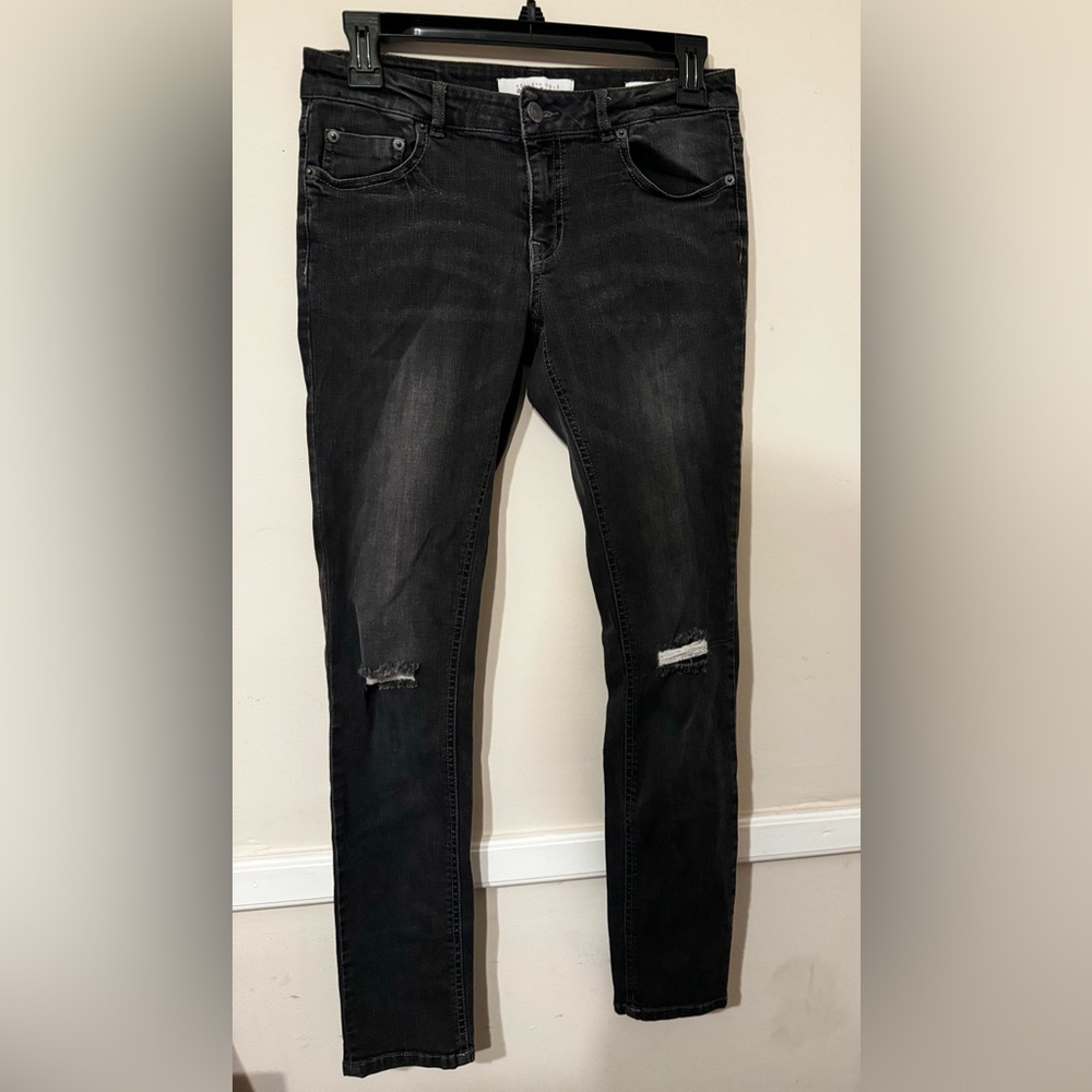 Kenneth Cole Reaction | Black Distressed Skinny Jeans | Size 2